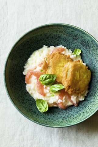 Risotto mit Tomaten, Basilikum und Grüne-Tomaten-Piccata Risotto mit Tomaten, Basilikum und Grüne-Tomaten-Piccata