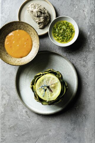 Gekochte Artischocke mit Dips und Vinaigrette