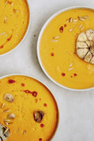 Kürbissuppe mit Paprika und Harissa-Öl Kürbissuppe mit Paprika und Harissa-Öl