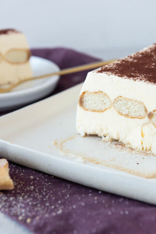 Angeschnittene Tiramisu Eistorte mit Löffelbisquit Tiramisu Eistorte