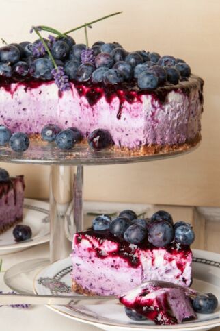 Rosa Cheesecake garniert mit vielen Heidelbeeren Low Fat Cheesecake mit Heidelbeeren