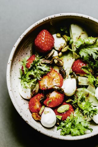 Erdbeer-Gurken-Salat mit Pistazien