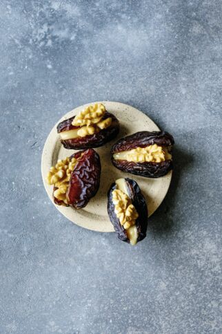 Medjool-Datteln mit Mandelmus Medjool-Datteln mit Mandelmus