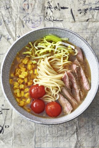 Ramen mit Steak, geröstetem Mais und Tomate Ramen mit Steak, geröstetem Mais und Tomate