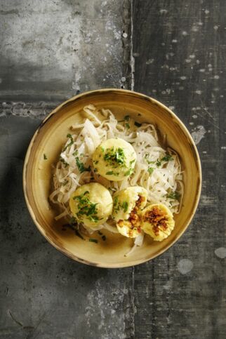 Grammelknödl mit Krautsalat Grammelknödl mit Krautsalat