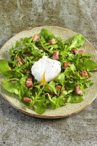 Löwenzahnsalat mit Speck und pochierten Eiern Löwenzahnsalat mit Speck und pochierten Eiern