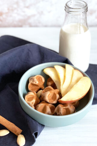 Kleine Lebkuchenwaffelstücke mit Apfelschnitzen und Milch Lebkuchen Cereals