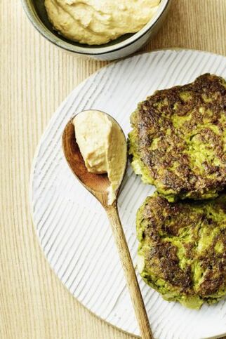 Brokkoli-Walnuss-Bratlinge-mit-Pestoquark Brokkoli-Walnuss-Bratlinge-mit-Pestoquark