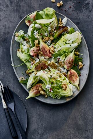 Eisbergsalat mit Blauschimmel-Dressing