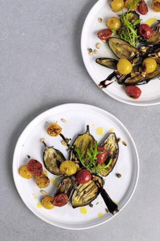 Warmer Salat mit Auberginen und Tomaten Warmer Salat mit Auberginen und Tomaten