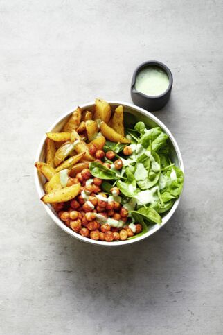 Ofenkartoffel-Spinat-Bowl mit scharfen Kichererbsen und Korianderdressing Ofenkartoffel-Spinat-Bowl mit scharfen Kichererbsen und Korianderdressing