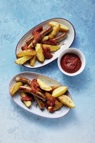 Currywurst mit Ofenkartoffeln und Tomatensauce Currywurst mit Ofenkartoffeln und Tomatensauce