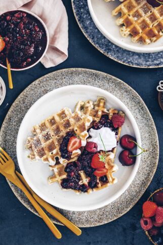 Waffeln mit Beeren-Chia-Kompott Waffeln mit Beeren-Chia-Kompott