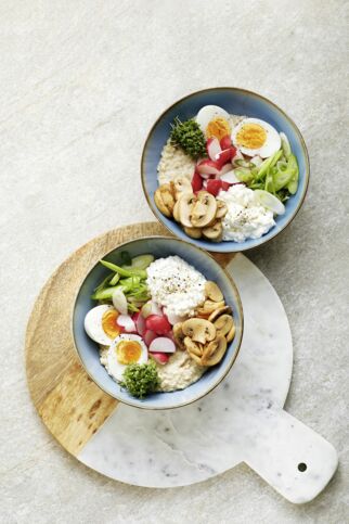 Buntes Gemüse-Porridge mit Ei