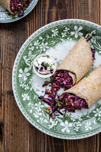 Pfannkuchenröllchen mit Rotkohlsalat Pfannkuchenröllchen mit Rotkohlsalat