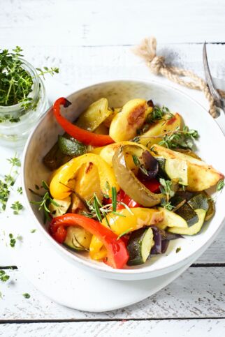 Paprika, Zucchini, Aubergine, Kartoffeln vom Backblech serviert in Schüssel - Buntes Ofengemüse Buntes Ofengemüse