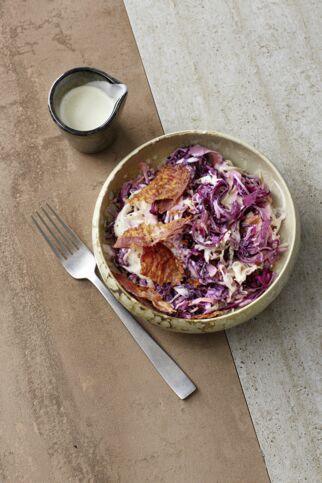 Rot-weißer Coleslaw mit Bacon