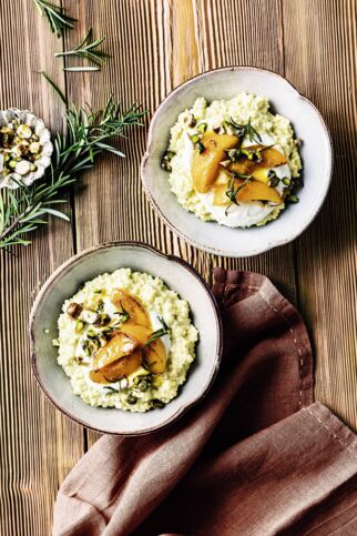 Hirse-Porridge mit gedünstetem Pfirsich Hirse-Porridge mit gedünstetem Pfirsich