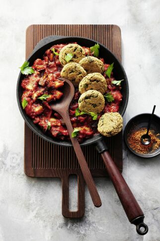 Hafer-Falafel mit Tomaten-Auberginen-Sugo Hafer-Falafel mit Tomaten-Auberginen-Sugo