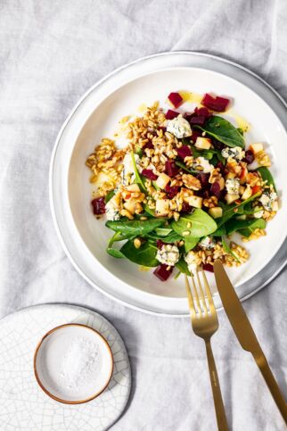 Haferkornsalat_mit_Spinat_roter_Beete_Gorgonzola_und_Nuessen Haferkornsalat_mit_Spinat_roter_Beete_Gorgonzola_und_Nuessen