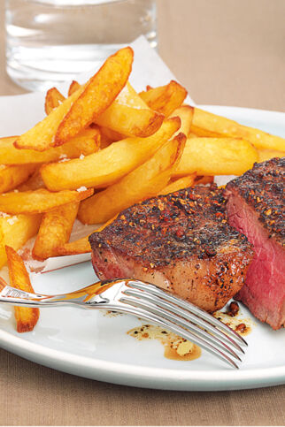 Pfeffersteaks mit Pommes frites Pfeffersteaks mit Pommes frites
