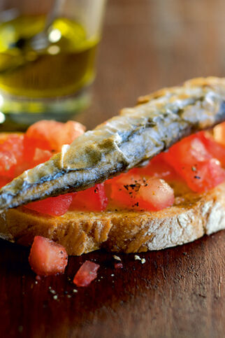 Tomaten-Bruschetta mit Sardinen Tomaten-Bruschetta mit Sardinen