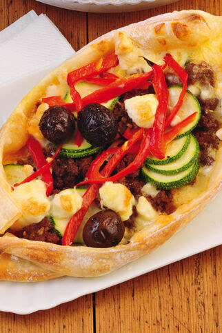 Pide mit Hackfleisch und Oliven