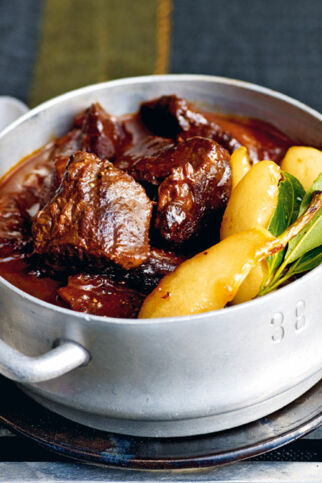 Hirschgulasch mit Kirschwein und Grappabirnen Hirschgulasch mit Kirschwein und Grappabirnen