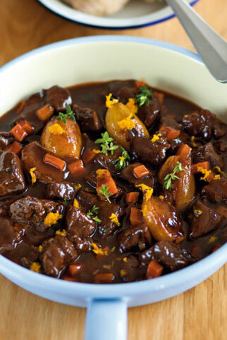 Rehragout mit Orange und Schalotten
