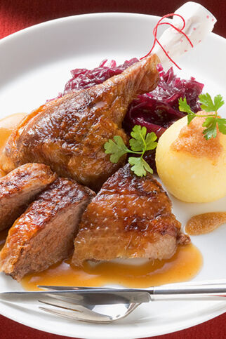 Weihnachtsgans mit Blaukraut und Knödeln Weihnachtsgans mit Blaukraut und Knödeln