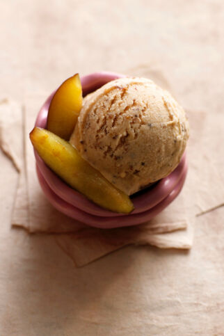 Zwetschgeneis mit geröstetem Mohn Zwetschgeneis mit geröstetem Mohn