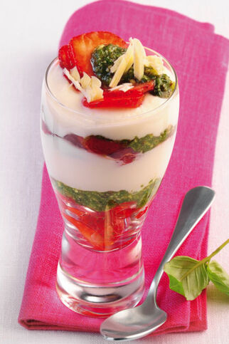 Joghurtcreme mit süßem Pesto Joghurtcreme mit süßem Pesto