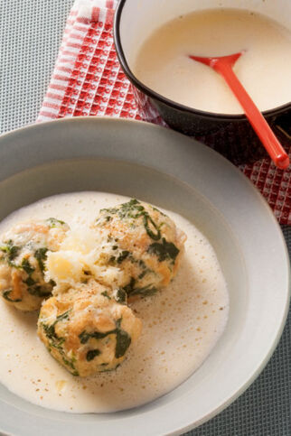 Schweizer Käsesauce mit Kirschwasser zu Spinat-Semmelknödeln Schweizer Käsesauce mit Kirschwasser zu Spinat-Semmelknödeln