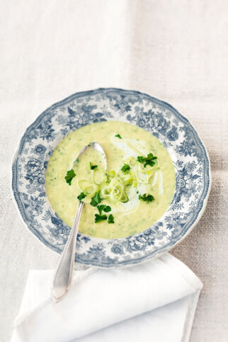 Kräutergrüne Frühlingssuppe Kräutergrüne Frühlingssuppe