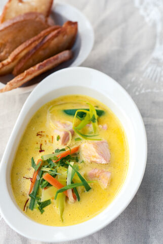 Safran-Fischsuppe mit Gemüse