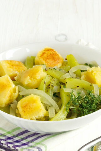 Schmorgurken mit gebratenen Käsewürfeln Schmorgurken mit gebratenen Käsewürfeln