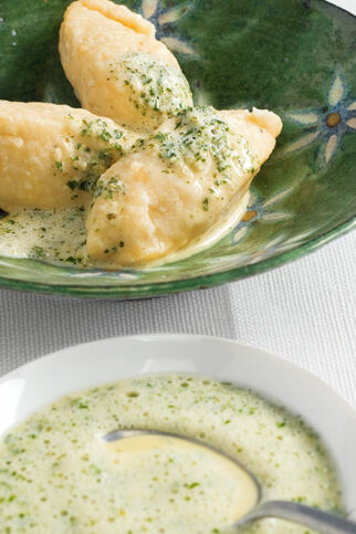 Topfenknödel in Kräutersauce Topfenknödel in Kräutersauce