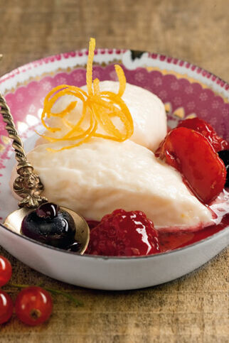 Topfenmousse mit Waldbeerenragout Topfenmousse mit Waldbeerenragout