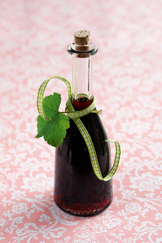 Schwarzer Johannisbeer-Sirup Schwarzer Johannisbeer-Sirup