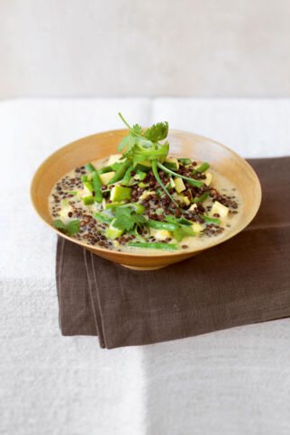 Frisch-scharfes Curry mit Bohnen, Zucchini und Belugalinsen Frisch-scharfes Curry mit Bohnen, Zucchini und Belugalinsen