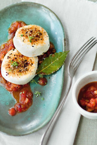 Karamellisierter Ziegenkäse und Tomaten-Feigen-Kompott Karamellisierter Ziegenkäse und Tomaten-Feigen-Kompott