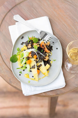 Salat aus Belugalinsen und Früchten mit Limetten-Mayonnaise