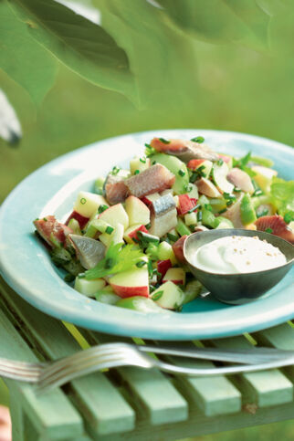 Heringssalat mit Gurken und Schnittlauch Heringssalat mit Gurken und Schnittlauch