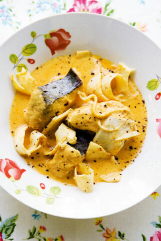 Gelbes Curry mit Fisch und eingelegtem Bambus (Gäng Lüang Pla Sai Noh Maai Dohng)