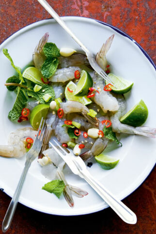 Scharfer Salat aus rohen Garnelen (Gung Sot Tschä Nam Pla)
