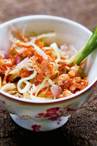 Pikanter Salat aus grünen Mangos (Yam Mamuang Sai Gung) Pikanter Salat aus grünen Mangos (Yam Mamuang Sai Gung)