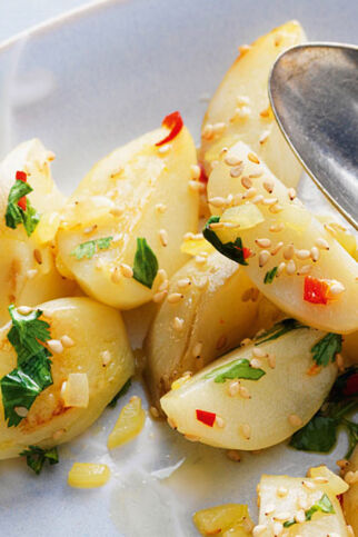 Topinambur mit Sesam und Koriander Topinambur mit Sesam und Koriander