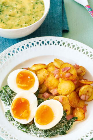 Spinat-Kartoffelbrei mit Ei fürs Baby, Wachseier mit Spinat und Bratkartoffeln für die Mutter
