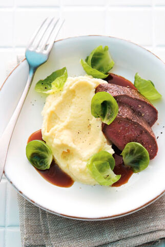 Rehrückenfilet mit Kartoffel-Sellerie-Püree Rehrückenfilet mit Kartoffel-Sellerie-Püree