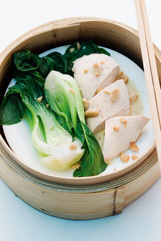 Gedämpfte Hähnchenbrustfilets mit Pak Choi Gedämpfte Hähnchenbrustfilets mit Pak Choi